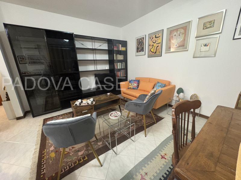 Scopri questo splendido appartamento situato nel cuore di Albignasego, un comune caratterizzato d...