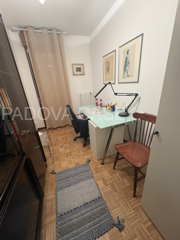 Scopri questo splendido appartamento situato nel cuore di Albignasego, un comune caratterizzato d...