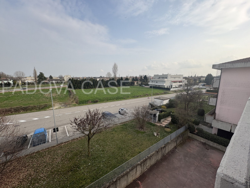 Scopri questo splendido appartamento situato nel cuore di Albignasego, un comune caratterizzato d...