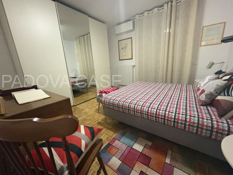 Scopri questo splendido appartamento situato nel cuore di Albignasego, un comune caratterizzato d...