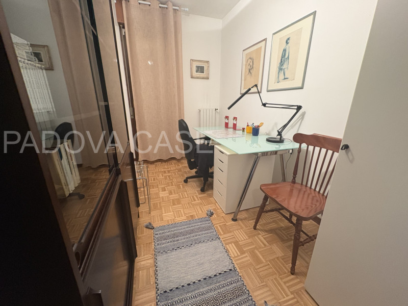 Scopri questo splendido appartamento situato nel cuore di Albignasego, un comune caratterizzato d...