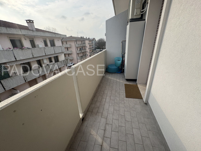 Scopri questo splendido appartamento situato nel cuore di Albignasego, un comune caratterizzato d...