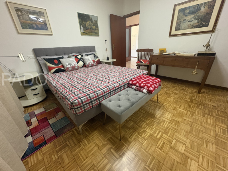 Scopri questo splendido appartamento situato nel cuore di Albignasego, un comune caratterizzato d...