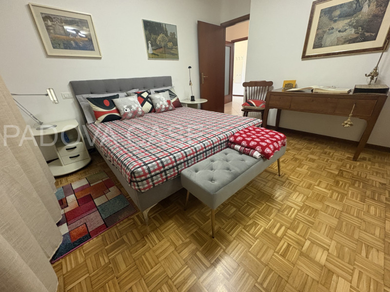 Scopri questo splendido appartamento situato nel cuore di Albignasego, un comune caratterizzato d...