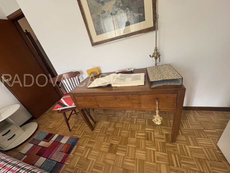 Scopri questo splendido appartamento situato nel cuore di Albignasego, un comune caratterizzato d...