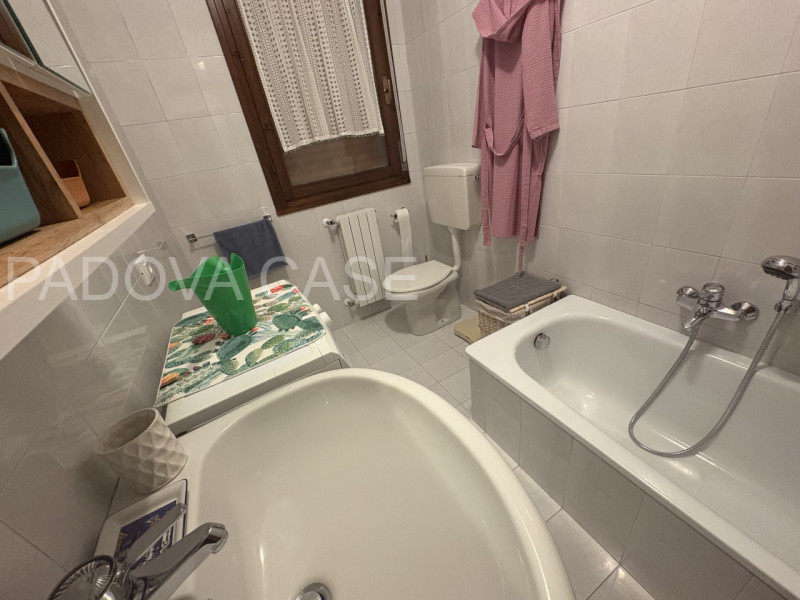 Scopri questo splendido appartamento situato nel cuore di Albignasego, un comune caratterizzato d...