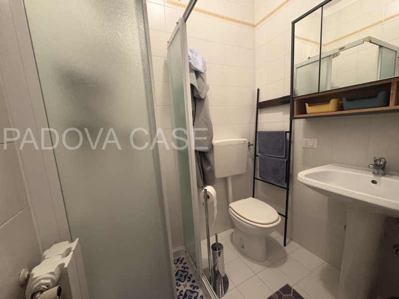 Scopri questo splendido appartamento situato nel cuore di Albignasego, un comune caratterizzato d...