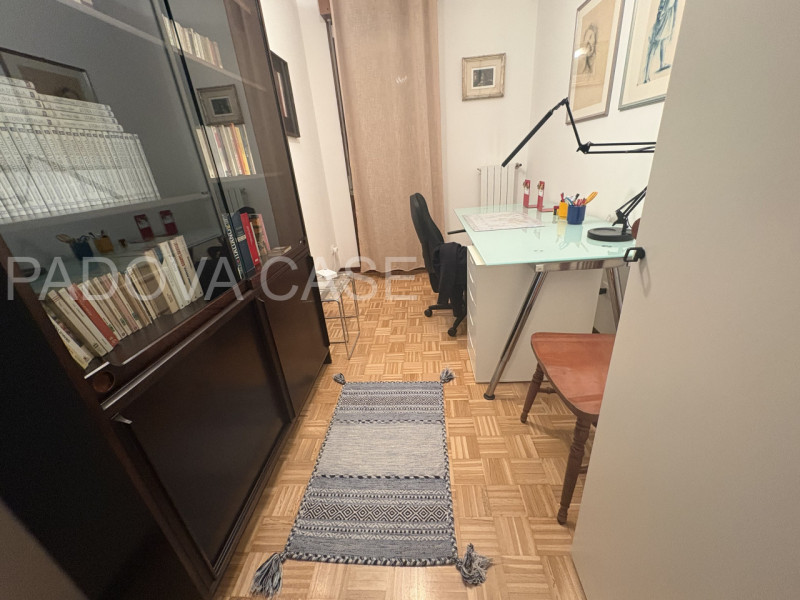 Scopri questo splendido appartamento situato nel cuore di Albignasego, un comune caratterizzato d...