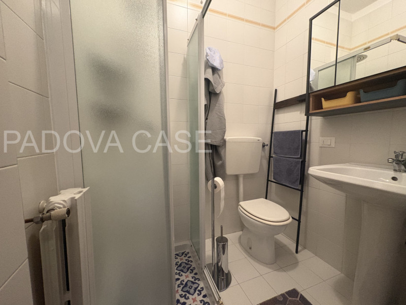 Scopri questo splendido appartamento situato nel cuore di Albignasego, un comune caratterizzato d...