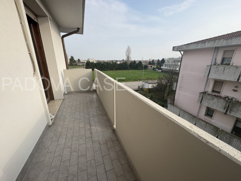 Scopri questo splendido appartamento situato nel cuore di Albignasego, un comune caratterizzato d...