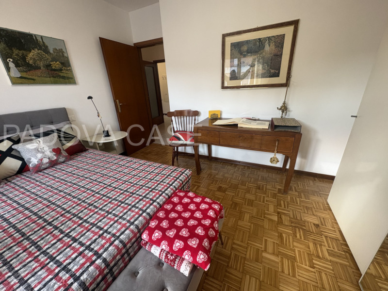 Scopri questo splendido appartamento situato nel cuore di Albignasego, un comune caratterizzato d...