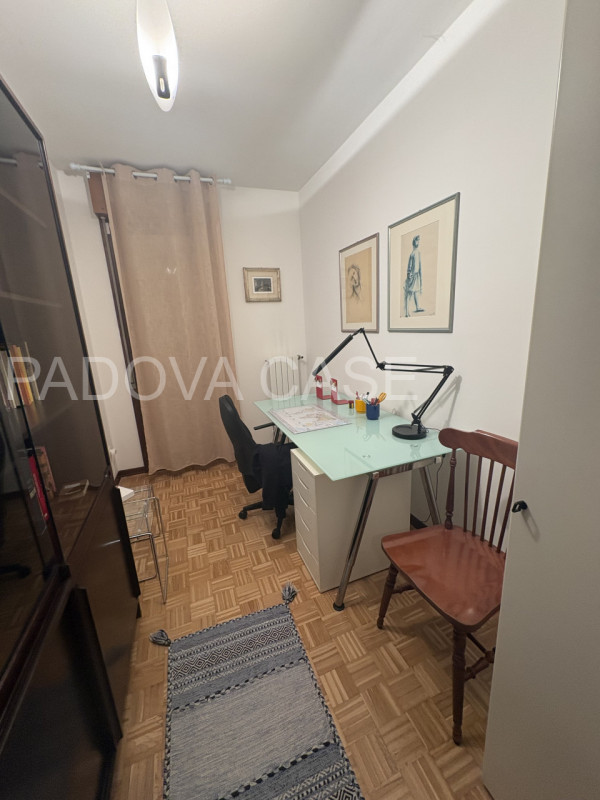 Scopri questo splendido appartamento situato nel cuore di Albignasego, un comune caratterizzato d...