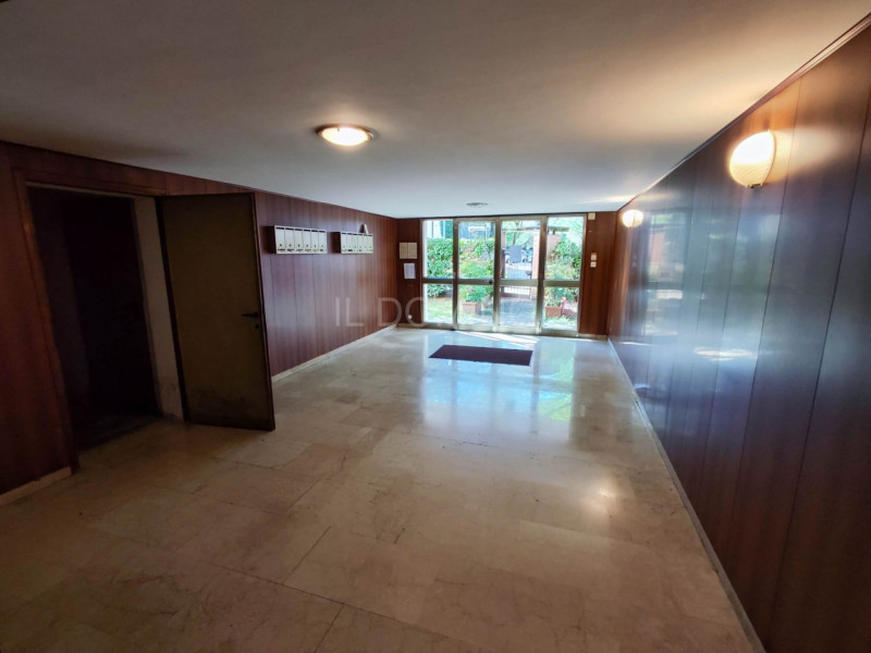 In zona Savonarola fuori mura, in una via residenziale tranquilla, ampio appartamento di 100 mq p...