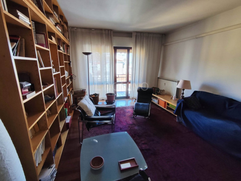 In zona Savonarola fuori mura, in una via residenziale tranquilla, ampio appartamento di 100 mq p...