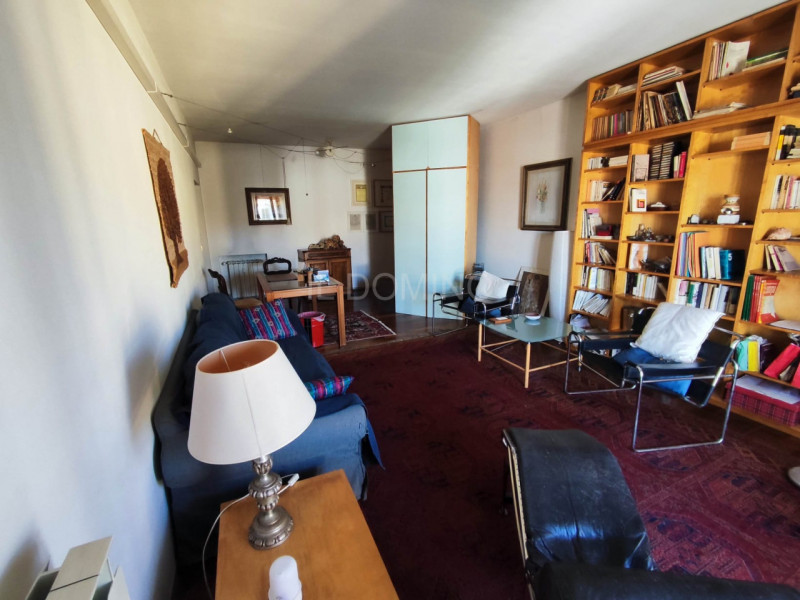 In zona Savonarola fuori mura, in una via residenziale tranquilla, ampio appartamento di 100 mq p...