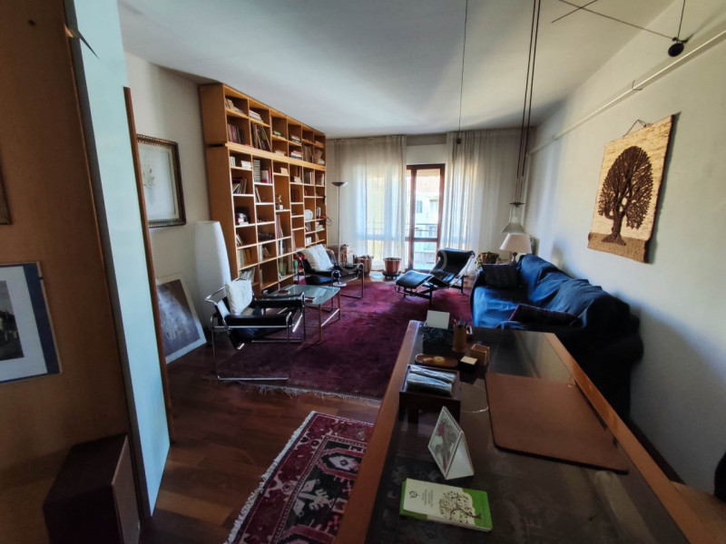 In zona Savonarola fuori mura, in una via residenziale tranquilla, ampio appartamento di 100 mq p...