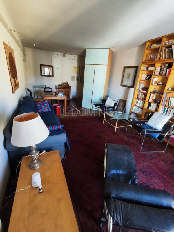 In zona Savonarola fuori mura, in una via residenziale tranquilla, ampio appartamento di 100 mq p...