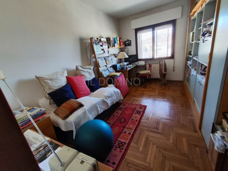 In zona Savonarola fuori mura, in una via residenziale tranquilla, ampio appartamento di 100 mq p...