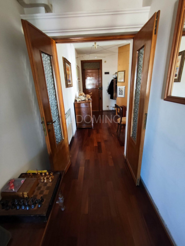 In zona Savonarola fuori mura, in una via residenziale tranquilla, ampio appartamento di 100 mq p...