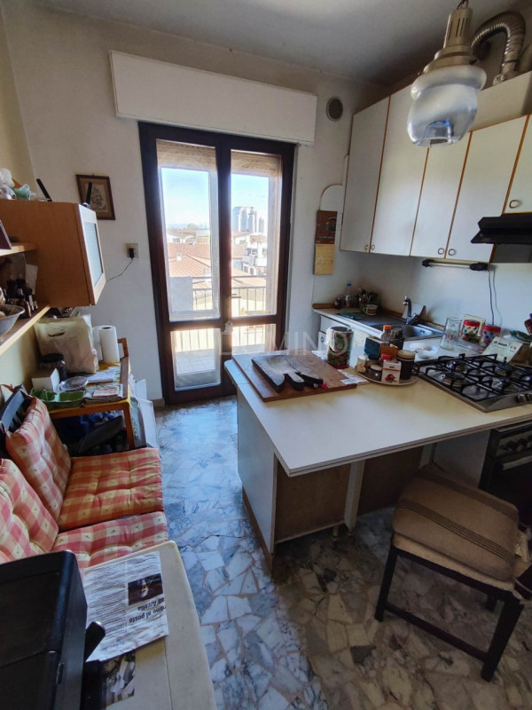 In zona Savonarola fuori mura, in una via residenziale tranquilla, ampio appartamento di 100 mq p...