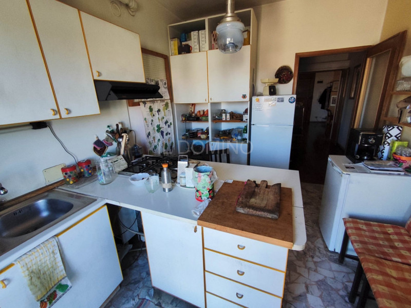 In zona Savonarola fuori mura, in una via residenziale tranquilla, ampio appartamento di 100 mq p...