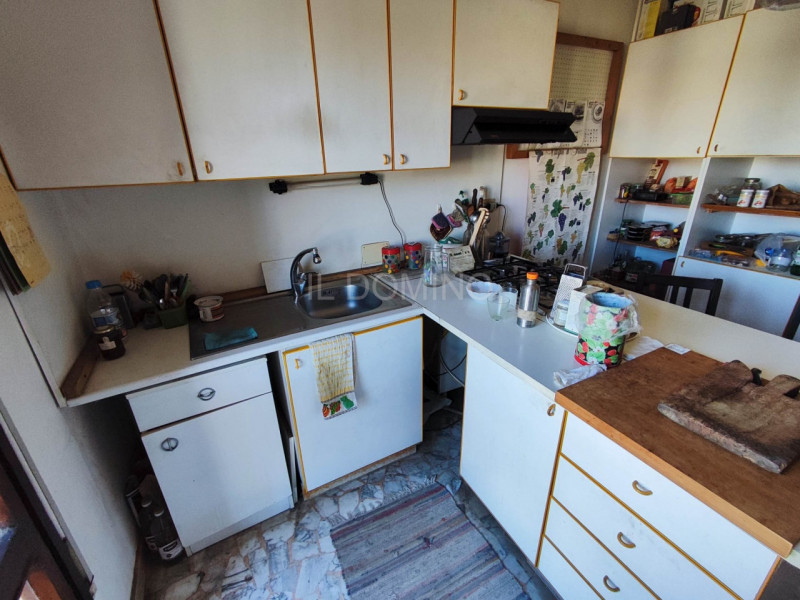 In zona Savonarola fuori mura, in una via residenziale tranquilla, ampio appartamento di 100 mq p...