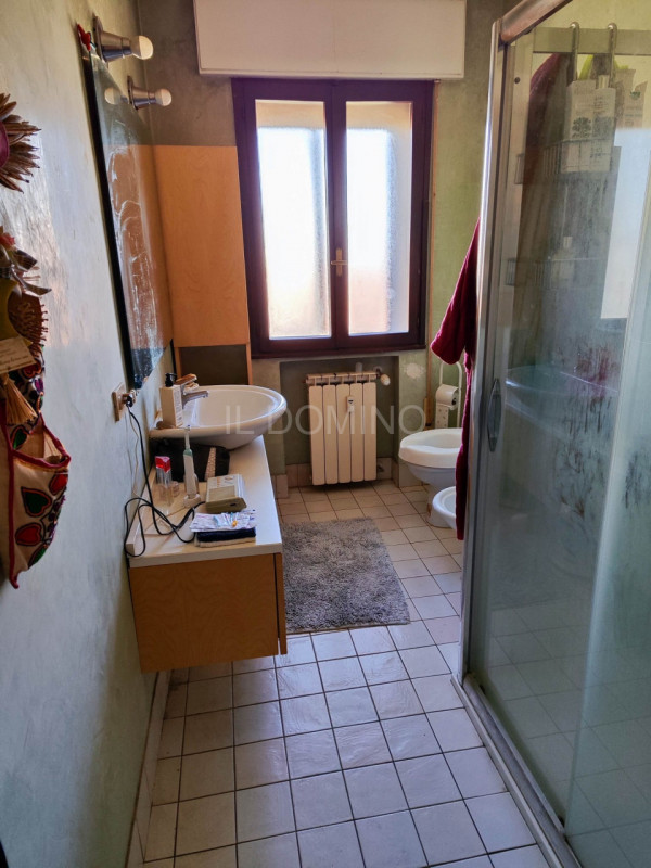 In zona Savonarola fuori mura, in una via residenziale tranquilla, ampio appartamento di 100 mq p...