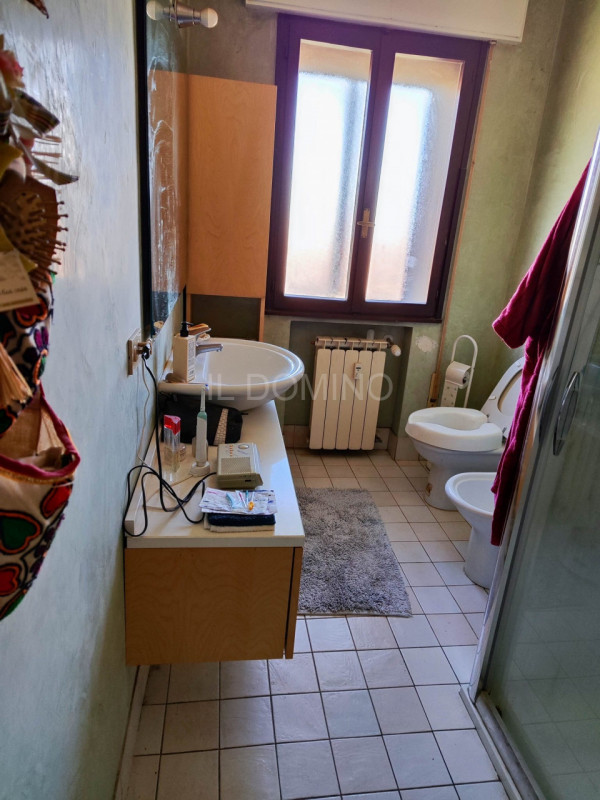 In zona Savonarola fuori mura, in una via residenziale tranquilla, ampio appartamento di 100 mq p...