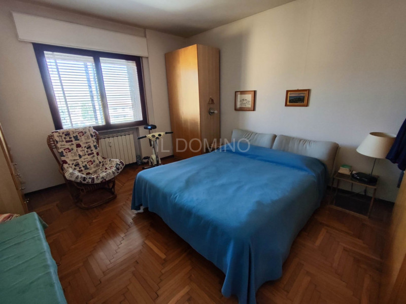 In zona Savonarola fuori mura, in una via residenziale tranquilla, ampio appartamento di 100 mq p...