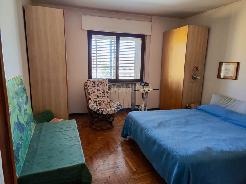 In zona Savonarola fuori mura, in una via residenziale tranquilla, ampio appartamento di 100 mq p...