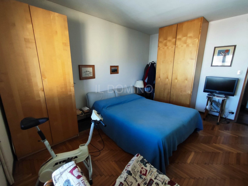 In zona Savonarola fuori mura, in una via residenziale tranquilla, ampio appartamento di 100 mq p...