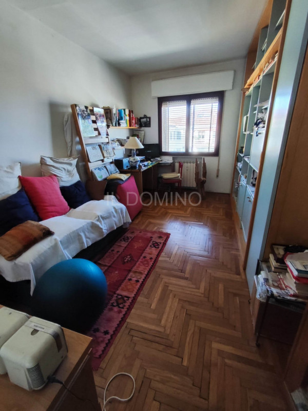 In zona Savonarola fuori mura, in una via residenziale tranquilla, ampio appartamento di 100 mq p...