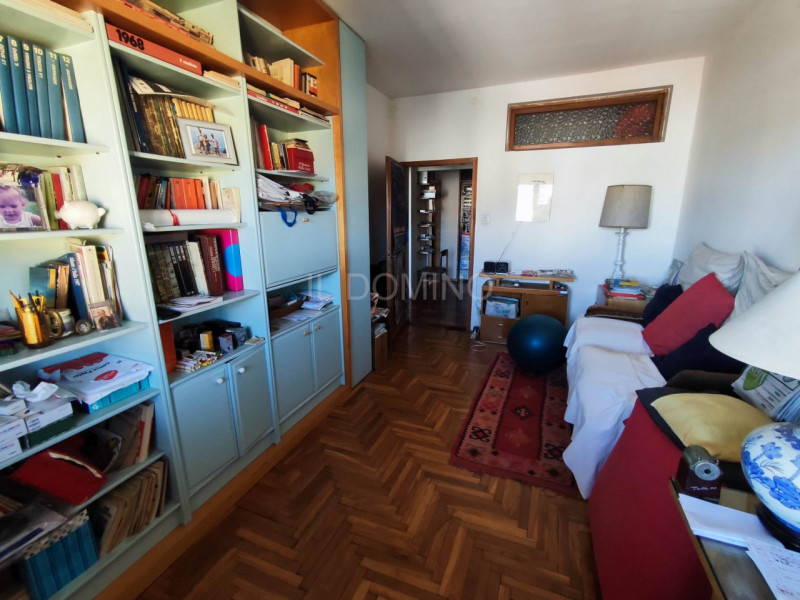 In zona Savonarola fuori mura, in una via residenziale tranquilla, ampio appartamento di 100 mq p...