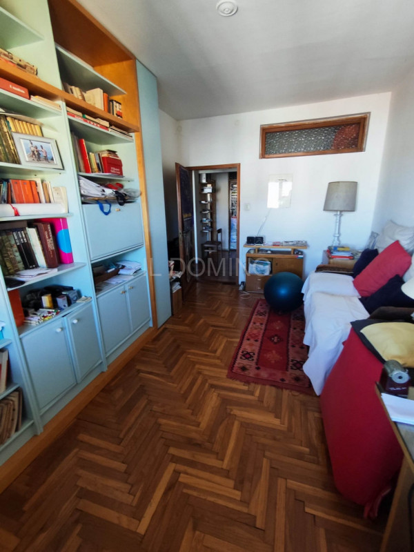 In zona Savonarola fuori mura, in una via residenziale tranquilla, ampio appartamento di 100 mq p...