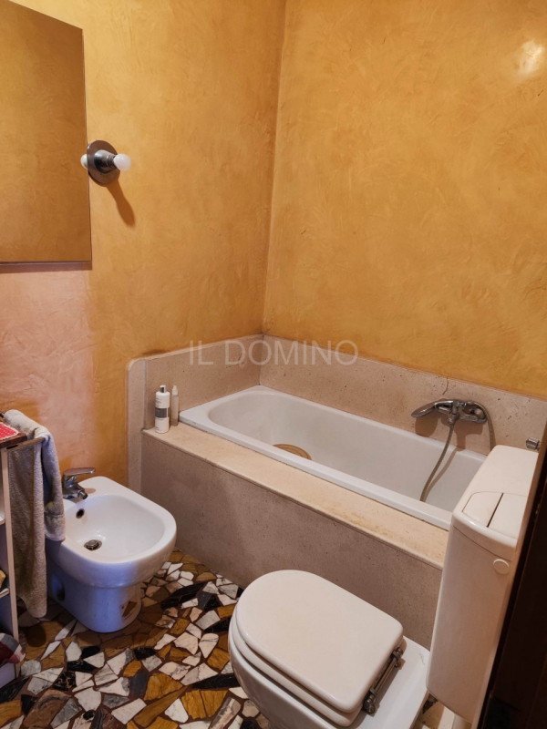 In zona Savonarola fuori mura, in una via residenziale tranquilla, ampio appartamento di 100 mq p...