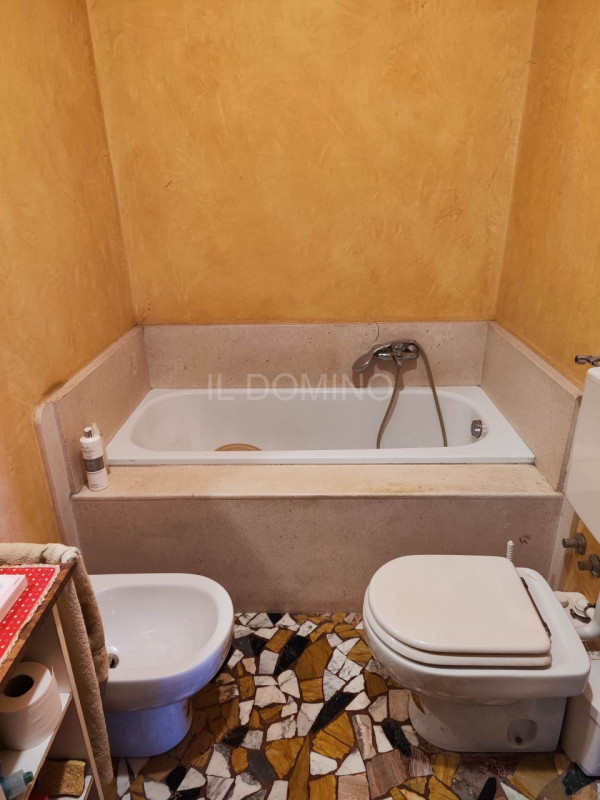 In zona Savonarola fuori mura, in una via residenziale tranquilla, ampio appartamento di 100 mq p...