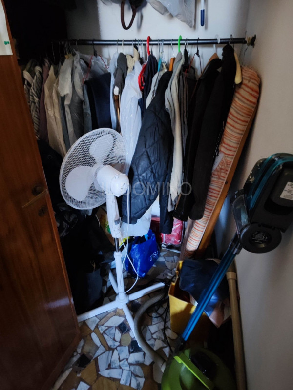 In zona Savonarola fuori mura, in una via residenziale tranquilla, ampio appartamento di 100 mq p...