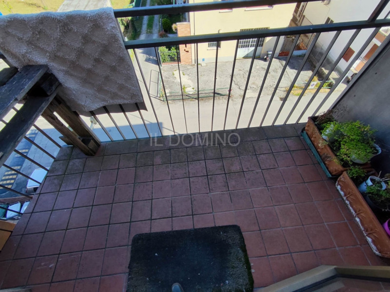 In zona Savonarola fuori mura, in una via residenziale tranquilla, ampio appartamento di 100 mq p...