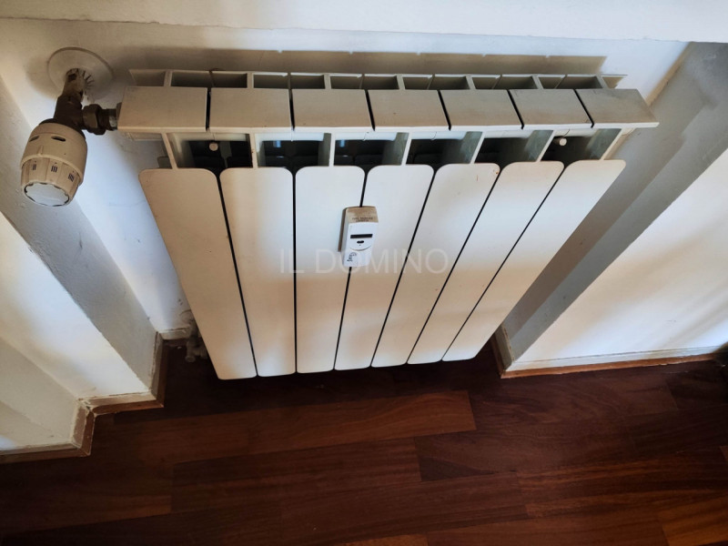 In zona Savonarola fuori mura, in una via residenziale tranquilla, ampio appartamento di 100 mq p...