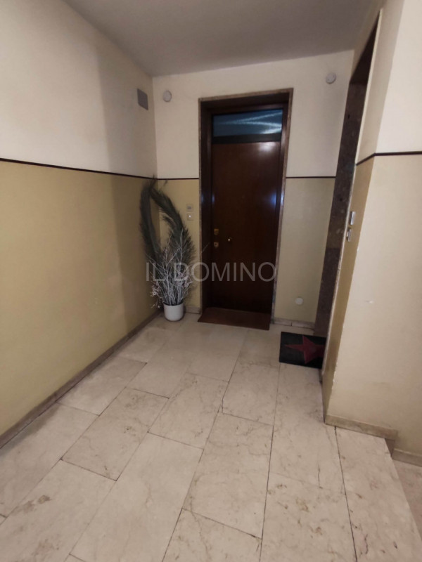 In zona Savonarola fuori mura, in una via residenziale tranquilla, ampio appartamento di 100 mq p...