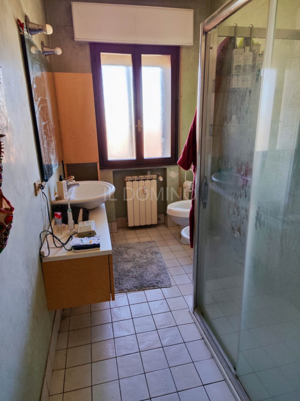 In zona Savonarola fuori mura, in una via residenziale tranquilla, ampio appartamento di 100 mq p...