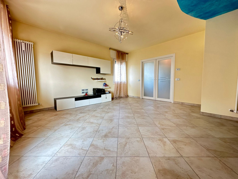 TAGGI' DI SOTTO - In centro alla frazione comoda a tutti i servizi principali della zona. Apparta...