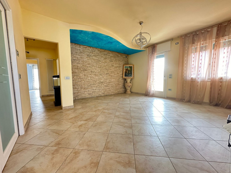 TAGGI' DI SOTTO - In centro alla frazione comoda a tutti i servizi principali della zona. Apparta...