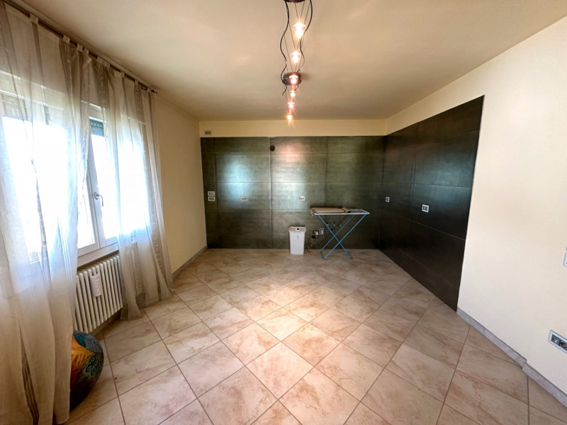 TAGGI' DI SOTTO - In centro alla frazione comoda a tutti i servizi principali della zona. Apparta...