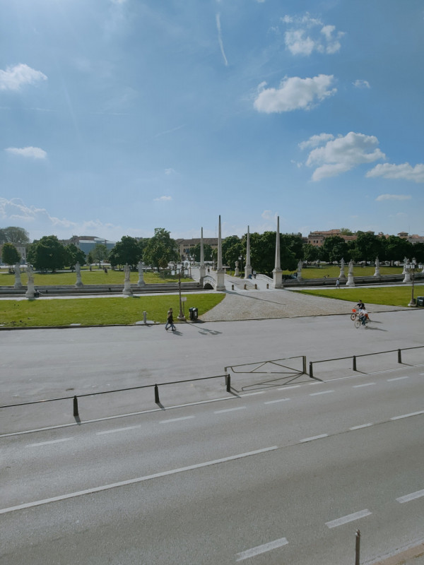 Prato della Valle piano nobile completamente ristrutturato con finiture di pregio composto da: in...