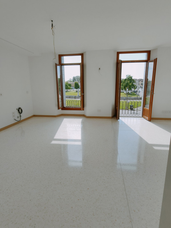 Prato della Valle piano nobile completamente ristrutturato con finiture di pregio composto da: in...