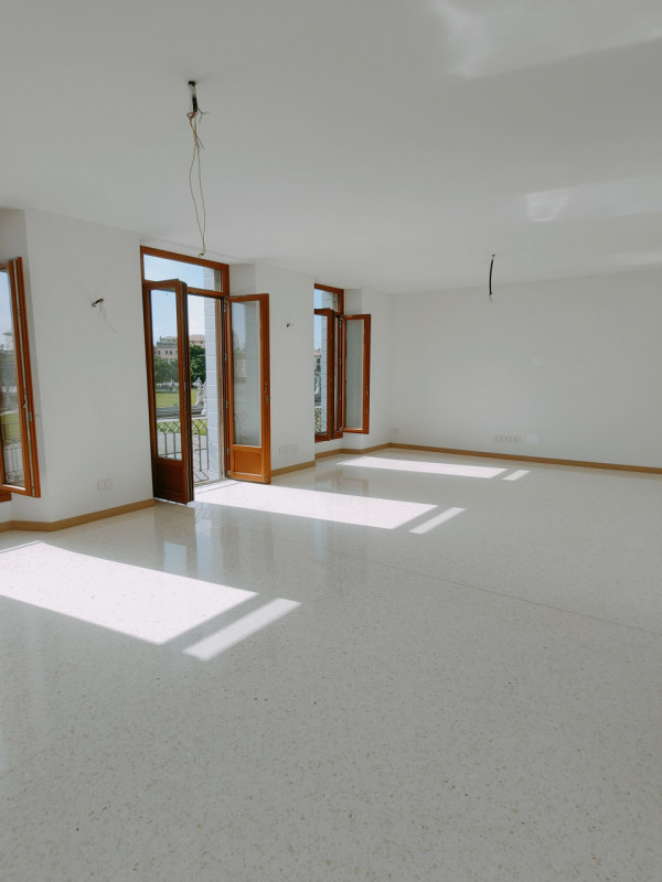 Prato della Valle piano nobile completamente ristrutturato con finiture di pregio composto da: in...