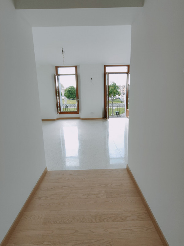 Prato della Valle piano nobile completamente ristrutturato con finiture di pregio composto da: in...