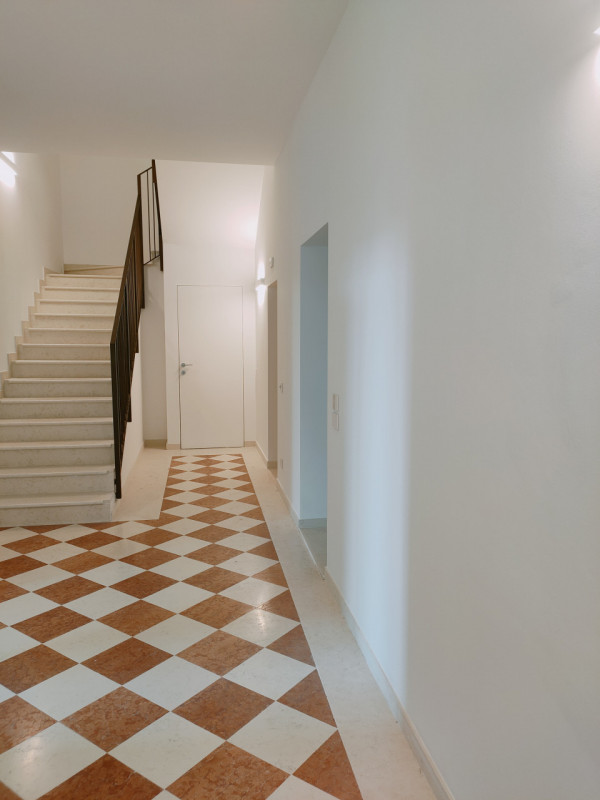 Prato della Valle piano nobile completamente ristrutturato con finiture di pregio composto da: in...