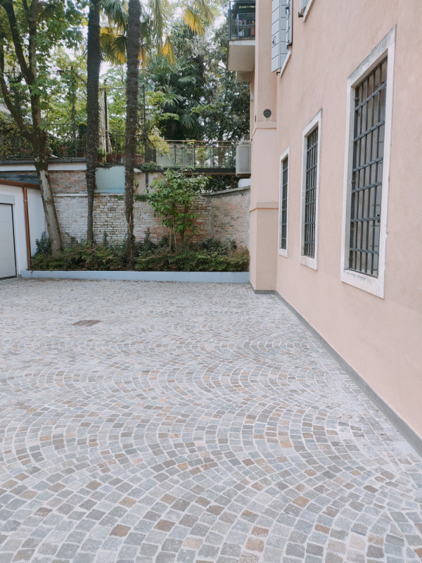 Prato della Valle piano nobile completamente ristrutturato con finiture di pregio composto da: in...